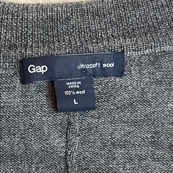 GAP 100% Wool Women’s Grey V-Neck Sweater sz L - Picture 2 of 11